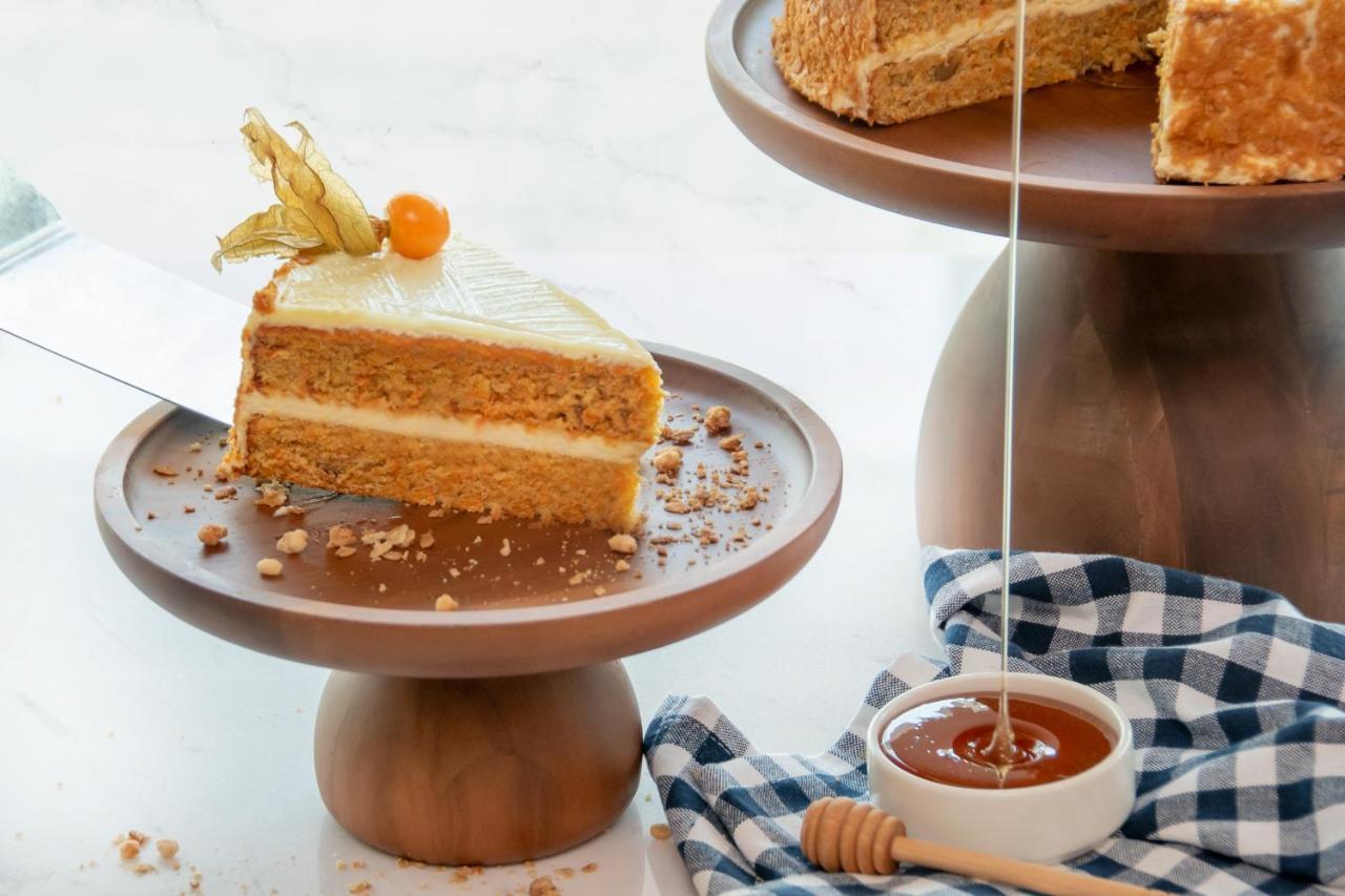Swissotel Living جدة المظهر الخارجي الصورة Honey being drizzled over a cake