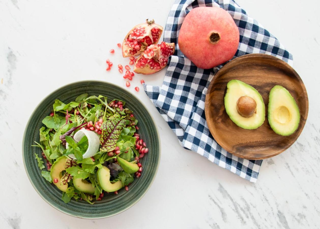Swissotel Living جدة المظهر الخارجي الصورة A salad with pomegranate seeds