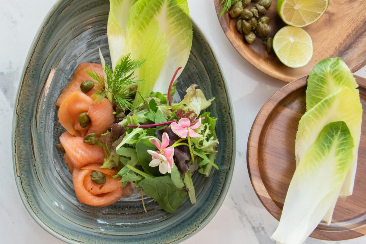 Swissotel Living جدة المظهر الخارجي الصورة A salad with smoked salmon