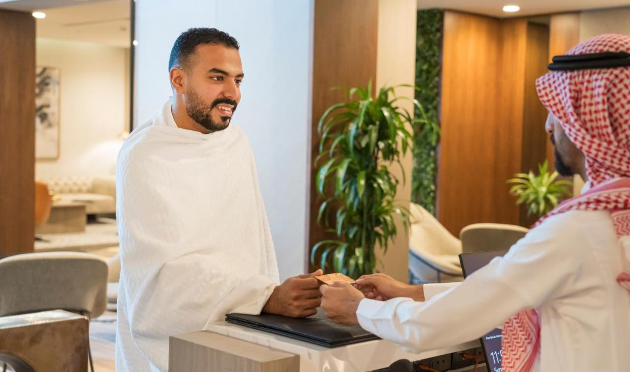Swissotel Living جدة المظهر الخارجي الصورة A hotel receptionist