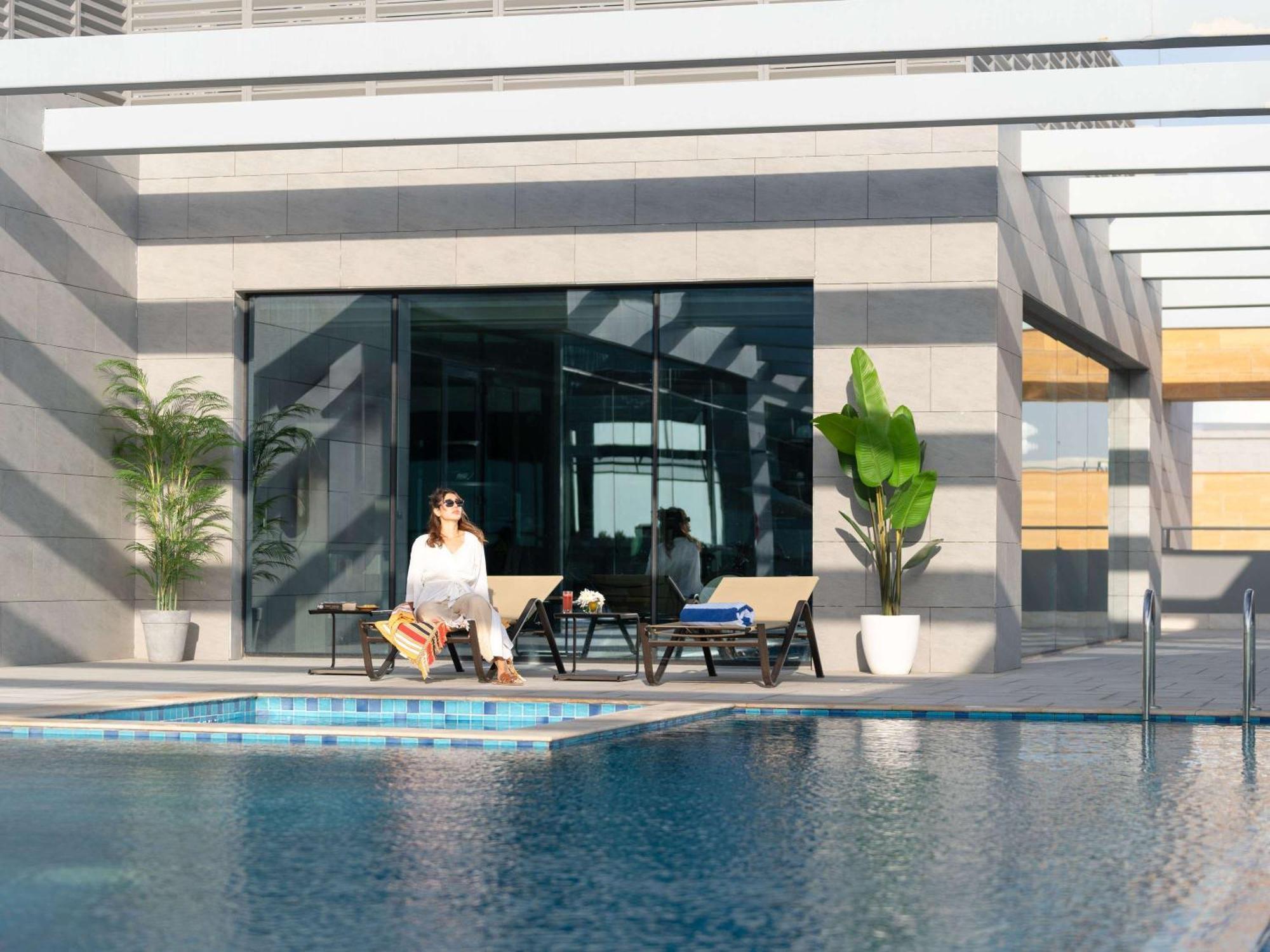 Swissotel Living جدة المظهر الخارجي الصورة The swimming pool at the hotel