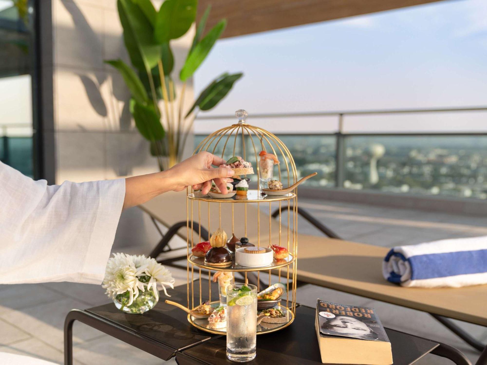 Swissotel Living جدة المظهر الخارجي الصورة Afternoon tea at the pool deck