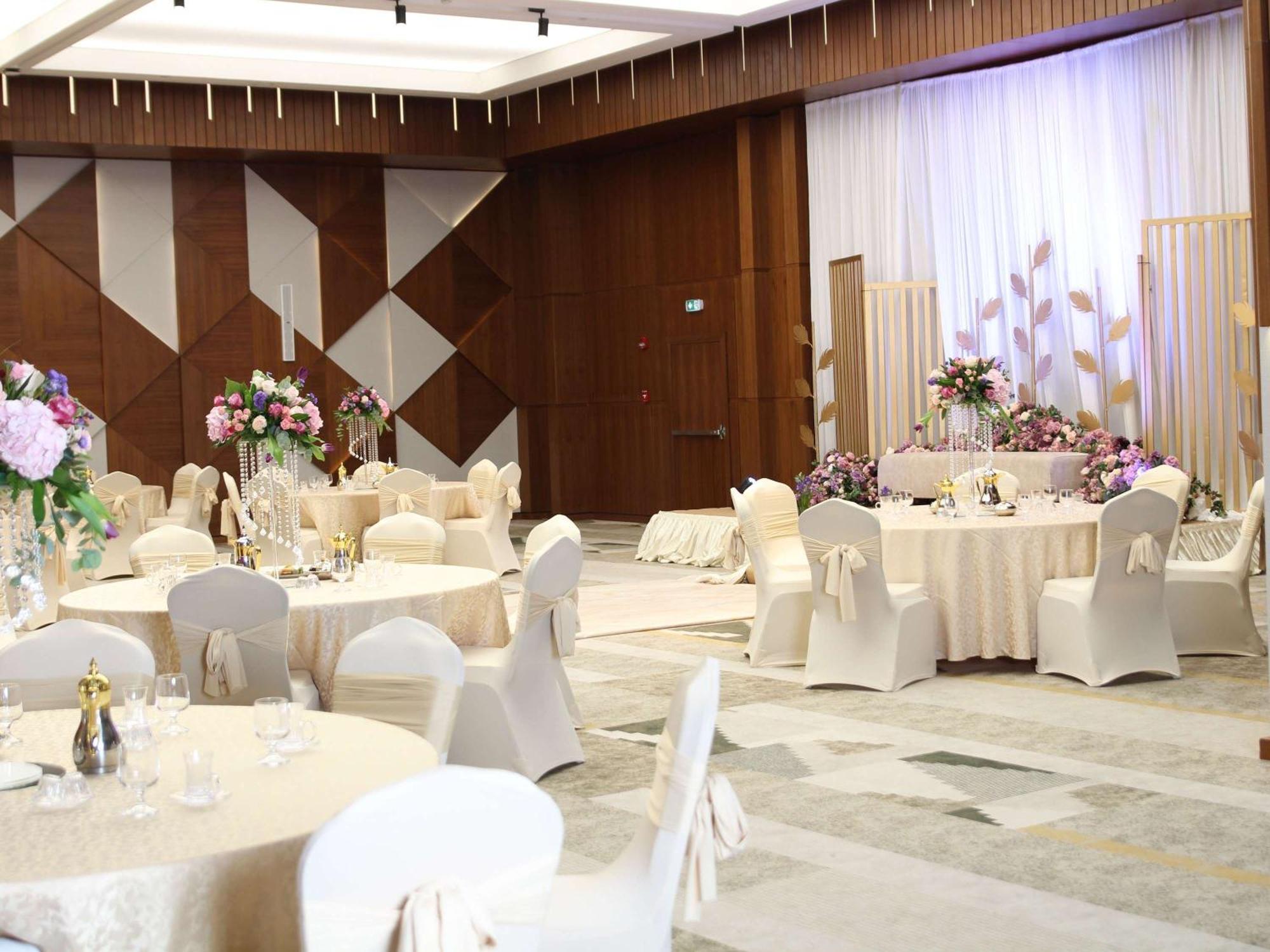 Swissotel Living جدة المظهر الخارجي الصورة A wedding reception at the Grand Ballroom