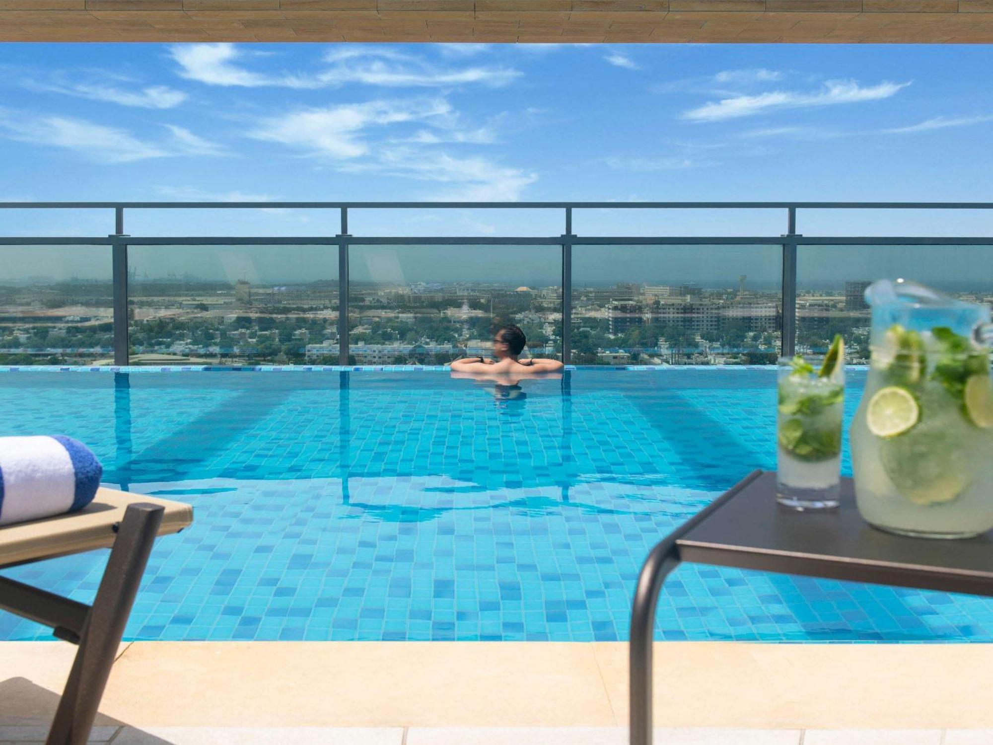 Swissotel Living جدة المظهر الخارجي الصورة The swimming pool at the hotel